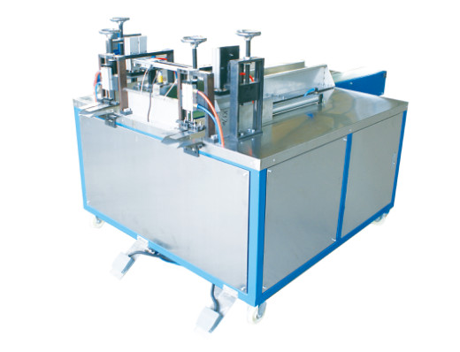 軟抽包裝機:一臺軟抽裝袋機和一臺軟抽側燙機 軟抽包裝機:一臺軟抽裝袋機和一臺軟抽側燙機